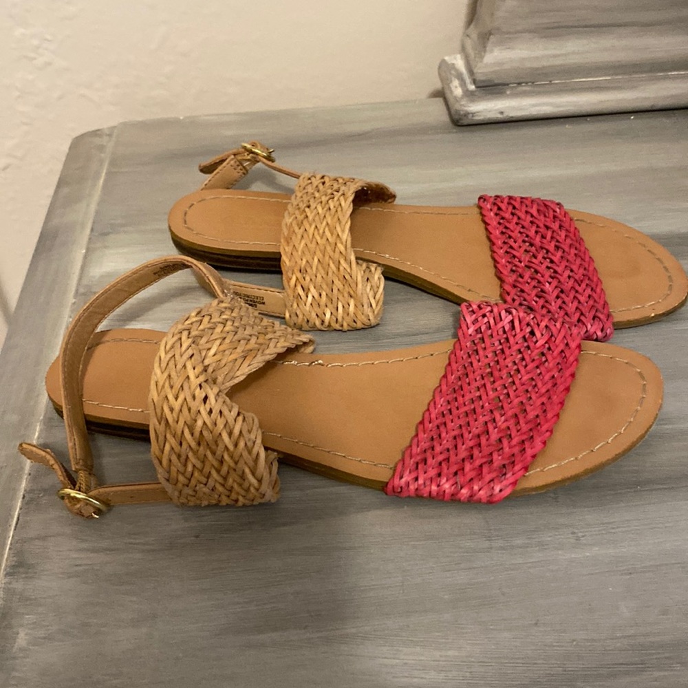 Old Navy woven sandal in size 6